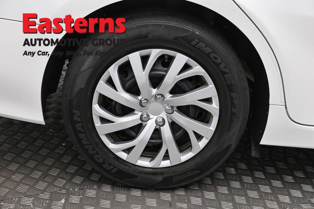 Used 2020 Toyota Camry LE image 31