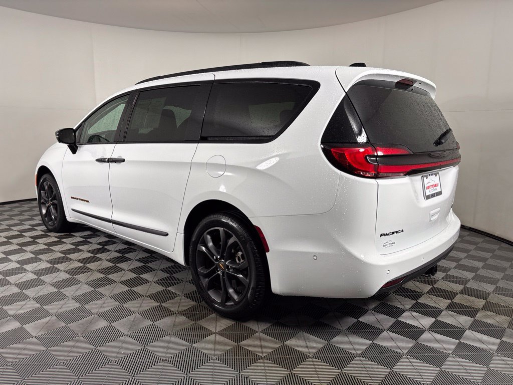 Used 2024 Chrysler Pacifica Touring-L w/ Road Tripper Package AWD/4WD image 17