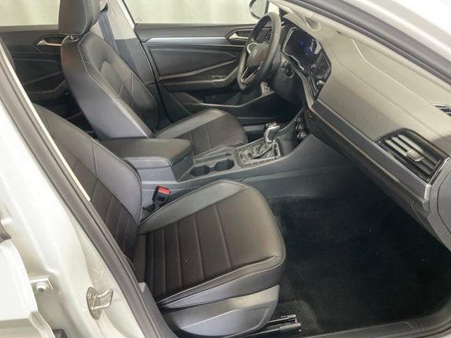 Certified 2023 Volkswagen Jetta SE w/ Panoramic Sunroof Package FWD image 3