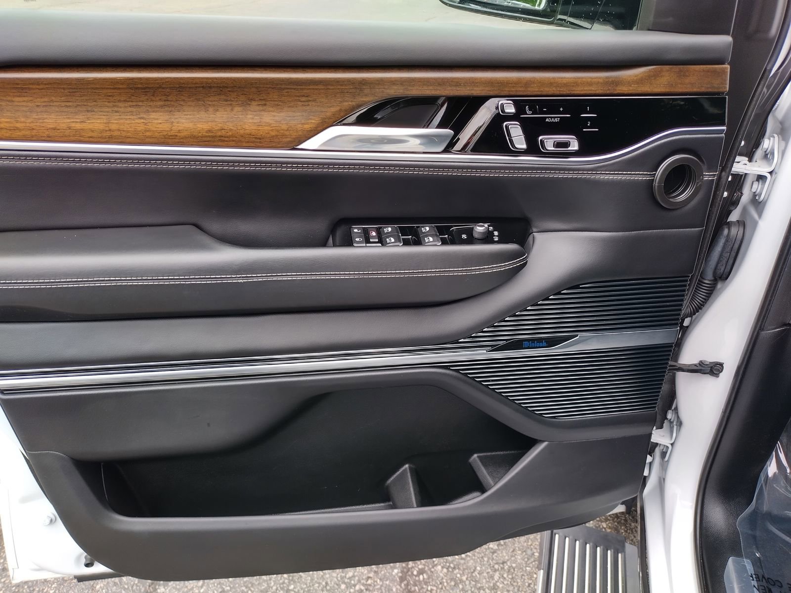 Used 2022 Jeep Grand Wagoneer Series II w/ Convenience Group III image 7