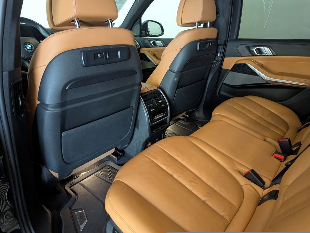 Used 2021 BMW X7 M50i image 34