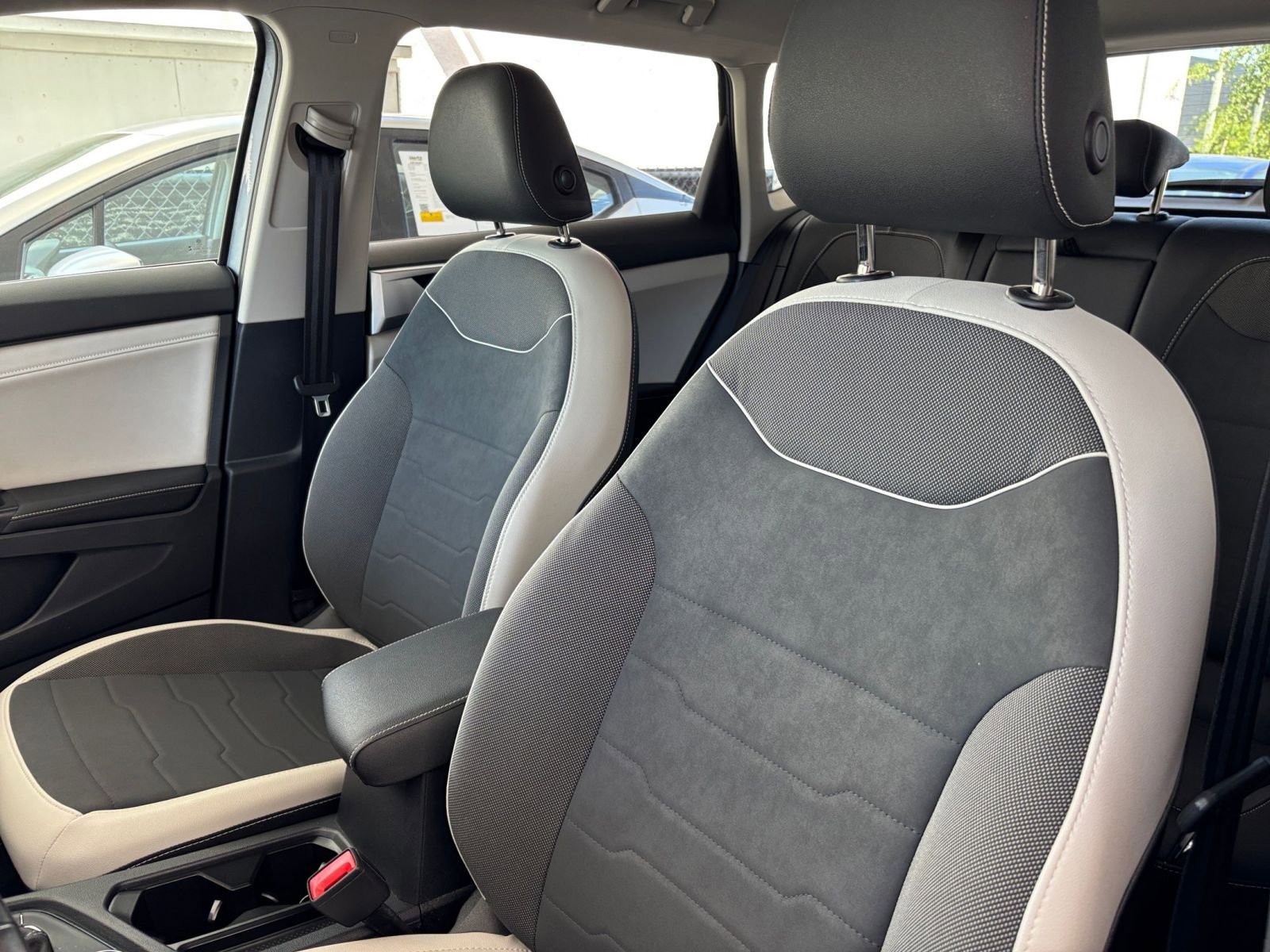 Used 2025 Volkswagen Taos SE AWD/4WD image 36