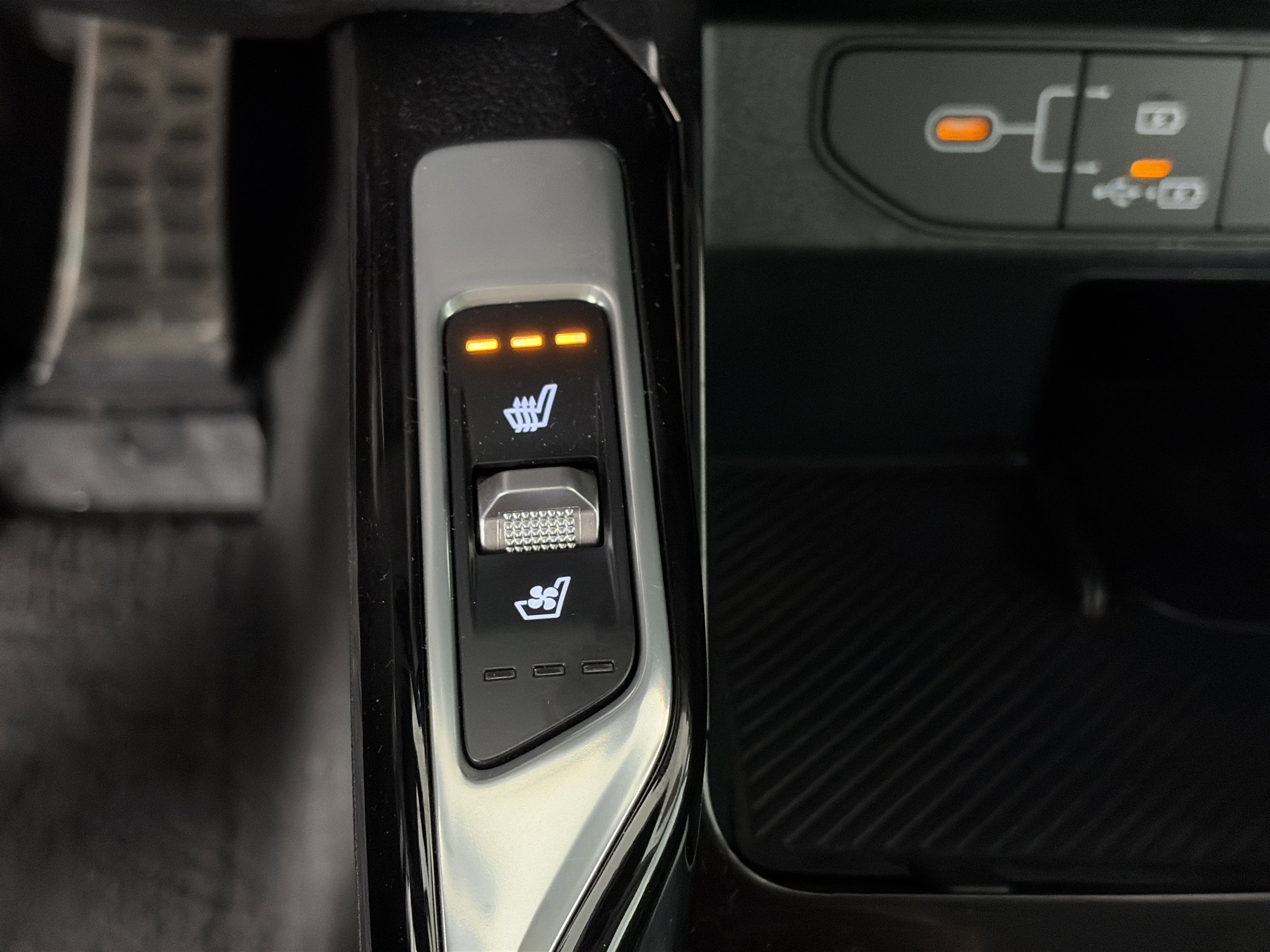 Certified 2025 Kia Sorento SX image 24