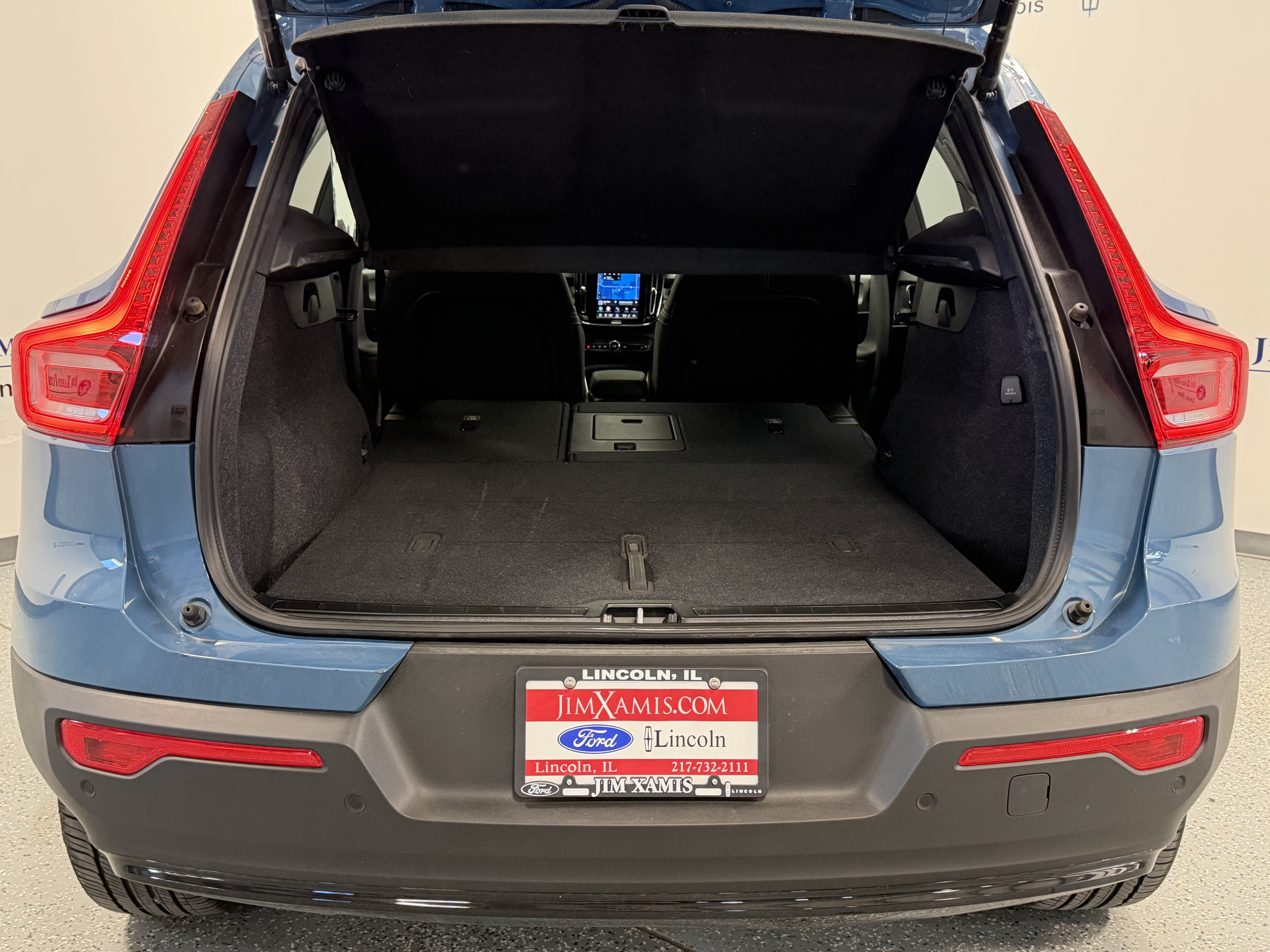 Used 2025 Volvo XC40 B5 Plus AWD/4WD image 26