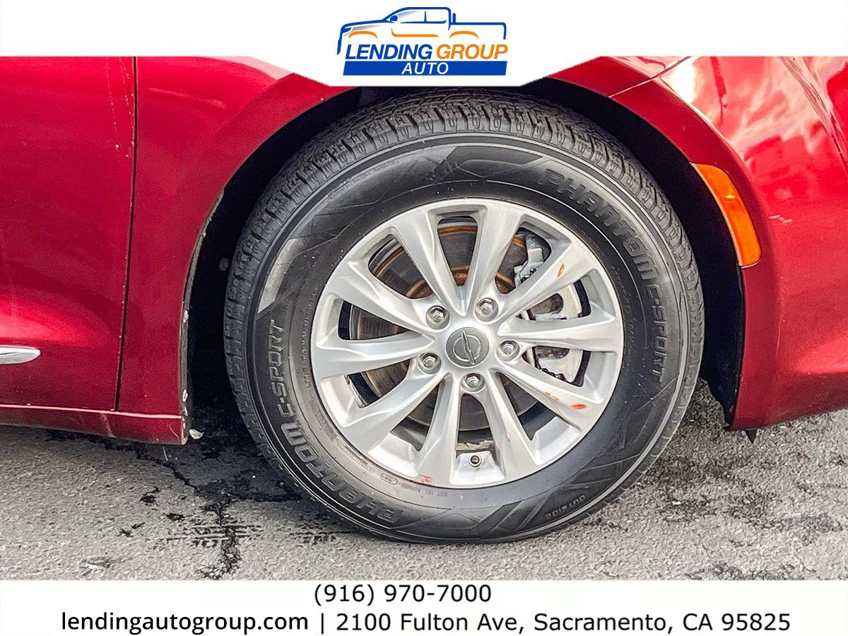 Used 2018 Chrysler Pacifica Touring-L image 9