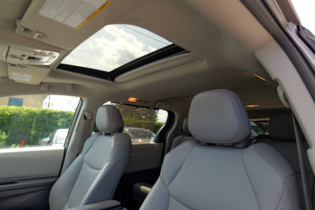 Used 2024 Toyota Sienna XLE w/ XLE Plus Package FWD image 22