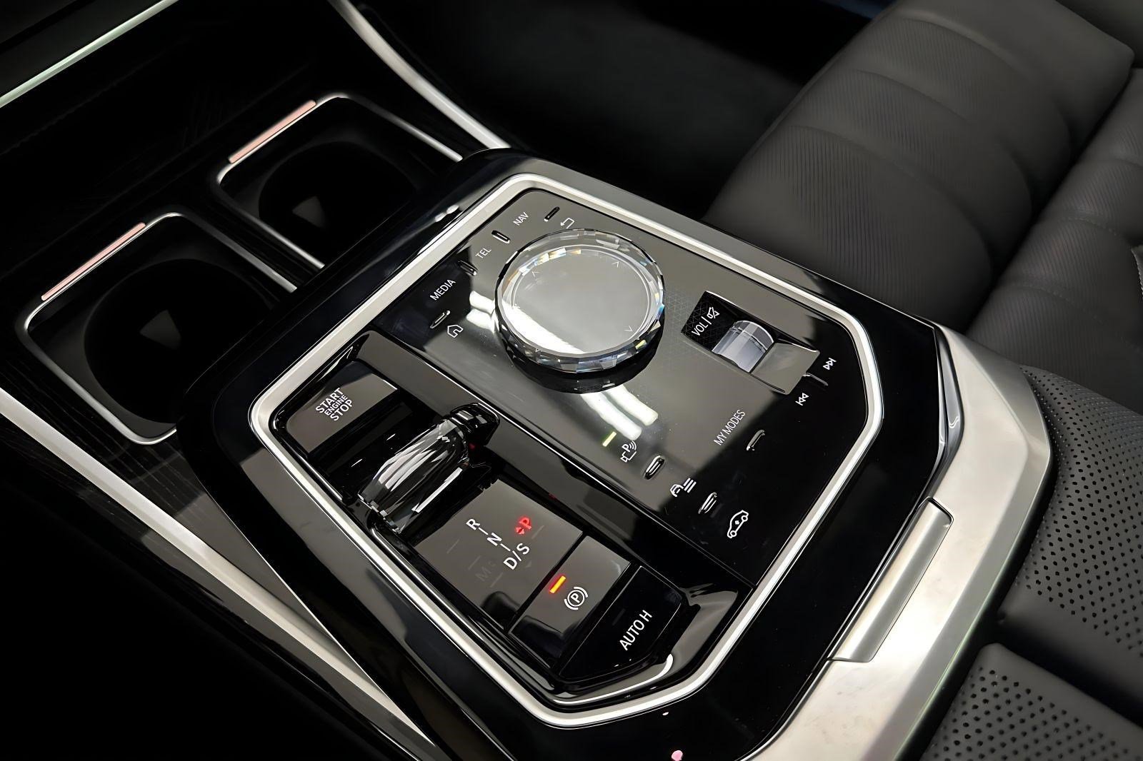 New 2026 BMW 750e xDrive image 18