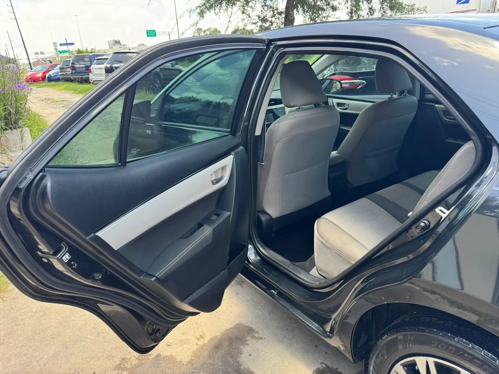 Used 2017 Toyota Corolla LE FWD image 17