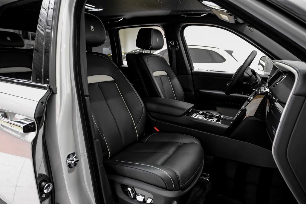 Used 2023 Rolls-Royce Cullinan Black Badge w/ Driver's Package image 38