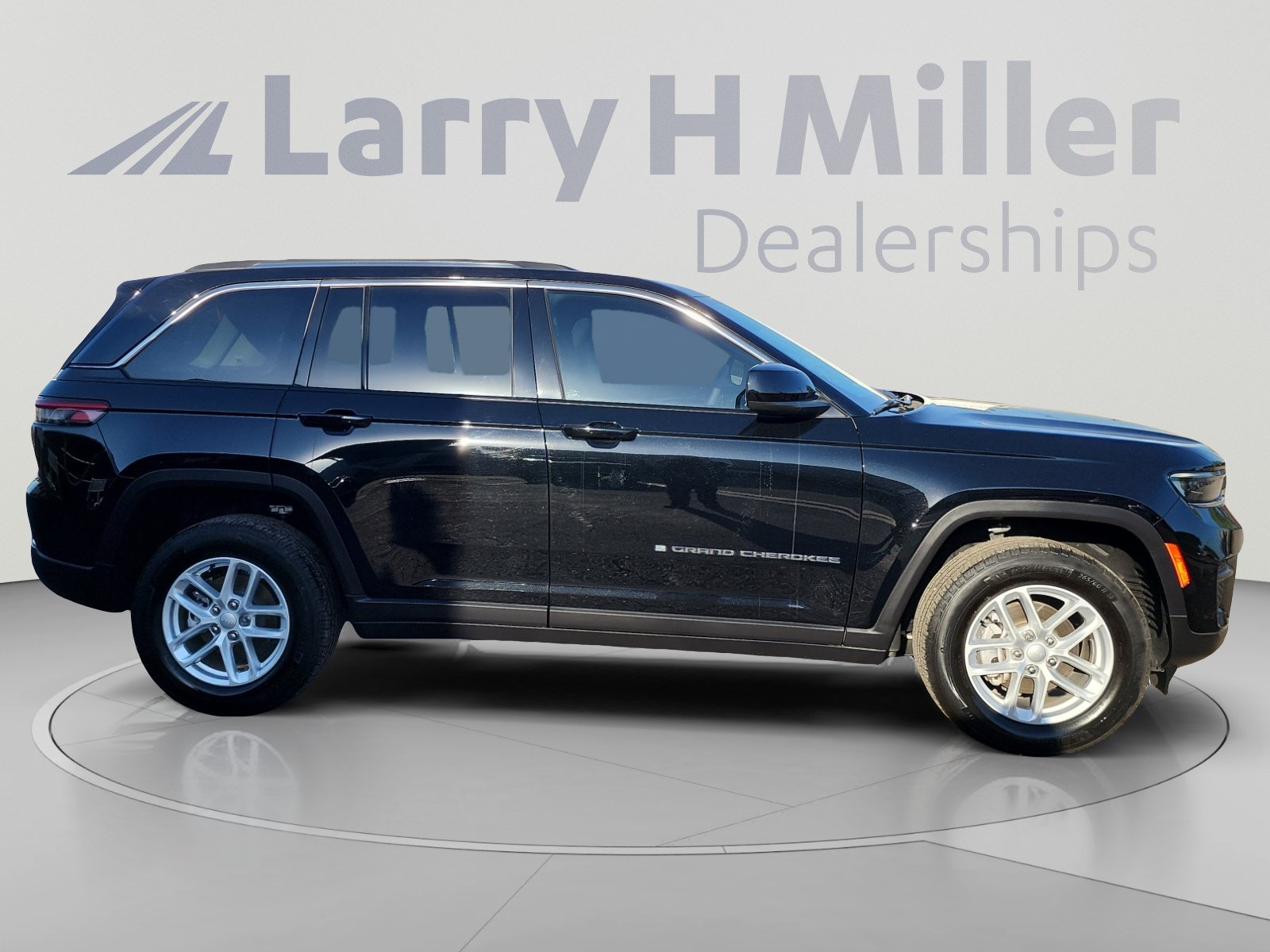 Used 2023 Jeep Grand Cherokee Laredo w/ Luxury Tech Group I RWD image 6