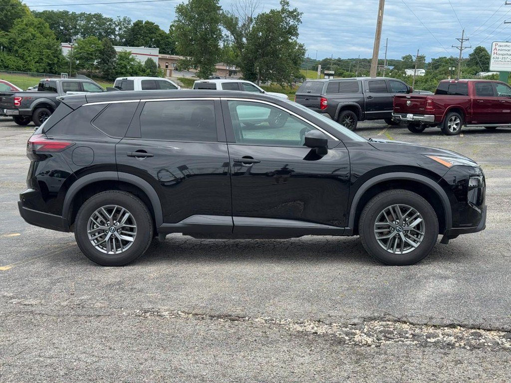 Used 2024 Nissan Rogue S AWD/4WD image 2