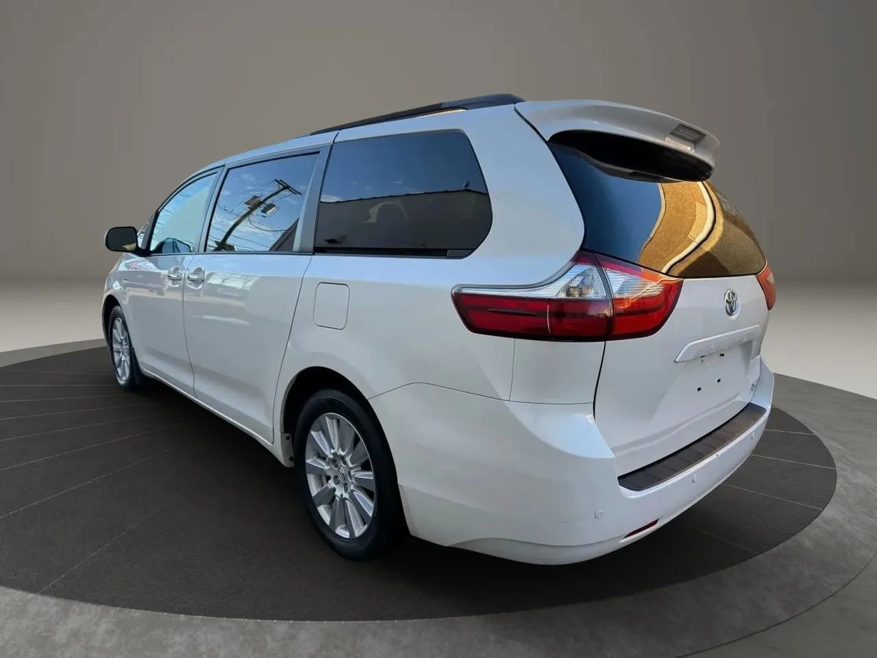 Used 2017 Toyota Sienna XLE w/ XLE Navigation Package AWD/4WD image 7