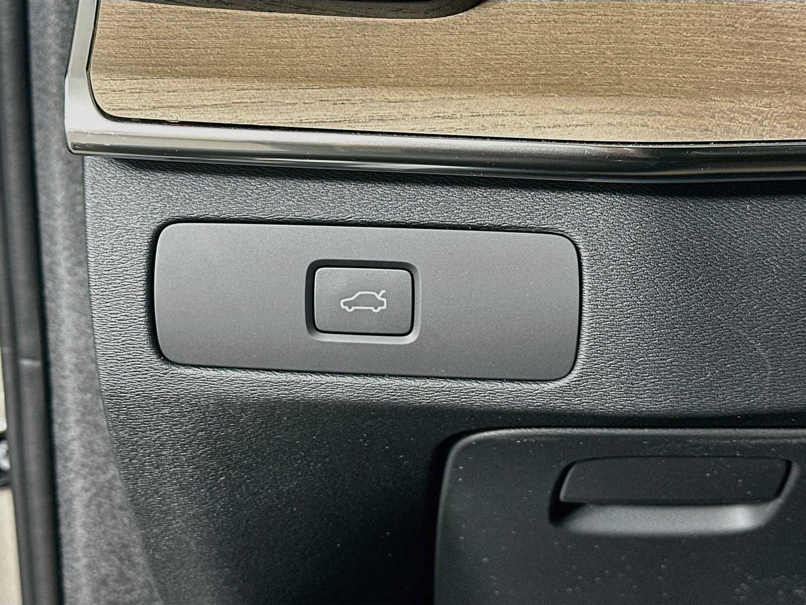 New 2026 Volvo XC90 B5 Core AWD/4WD image 10