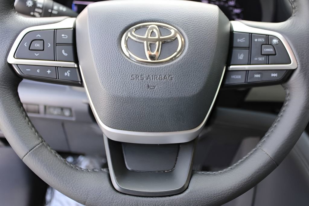 Used 2021 Toyota Sienna XLE w/ XLE Plus Package FWD image 13