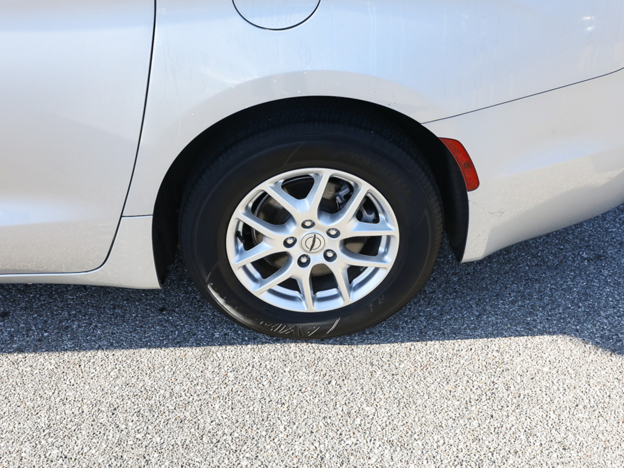 Used 2023 Chrysler Pacifica Touring-L FWD image 4