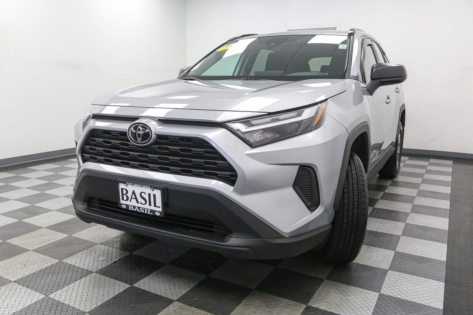 Used 2025 Toyota RAV4 LE AWD/4WD image 4