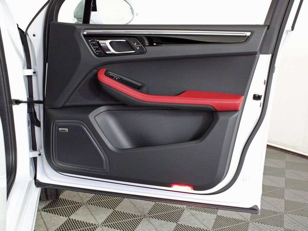 Certified 2025 Porsche Macan image 35