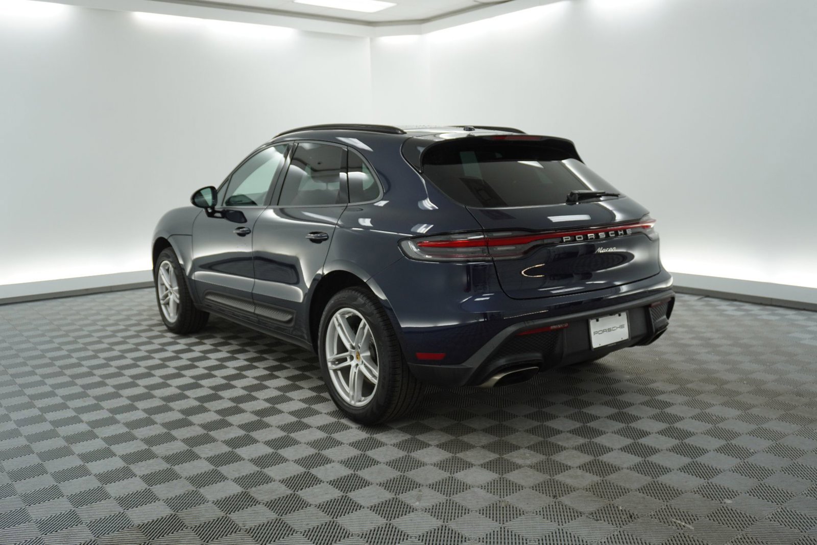 Certified 2023 Porsche Macan Turbo image 2