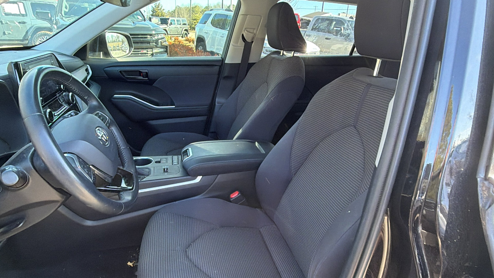 Used 2020 Toyota Highlander LE image 17