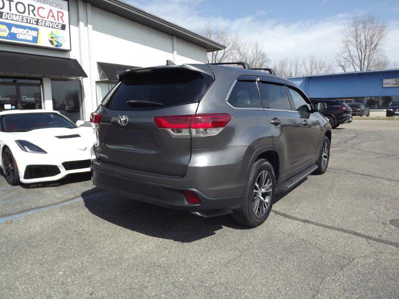 Used 2017 Toyota Highlander LE w/ Carpet Mat Package FWD image 5