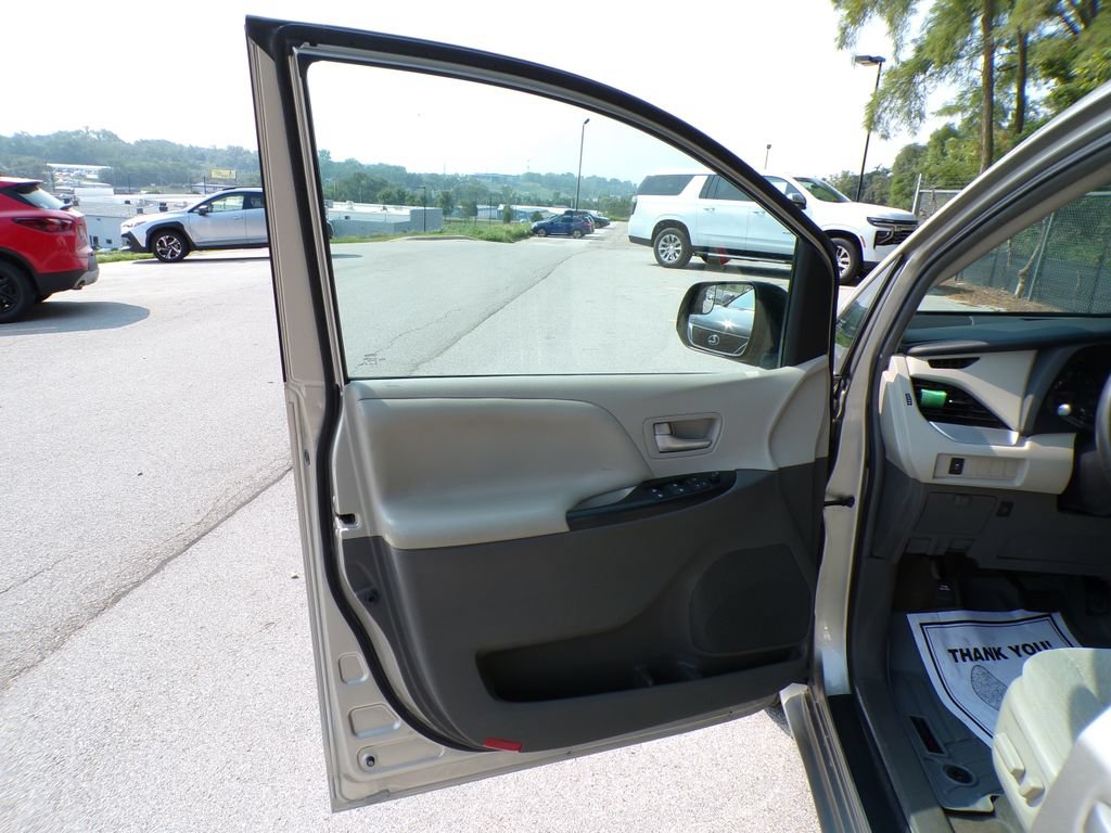 Used 2017 Toyota Sienna LE AWD/4WD image 21