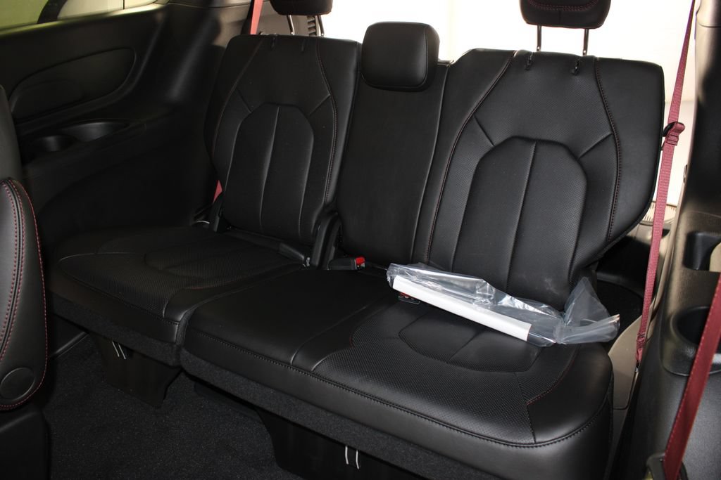 New 2027 Chrysler Pacifica Select FWD image 18