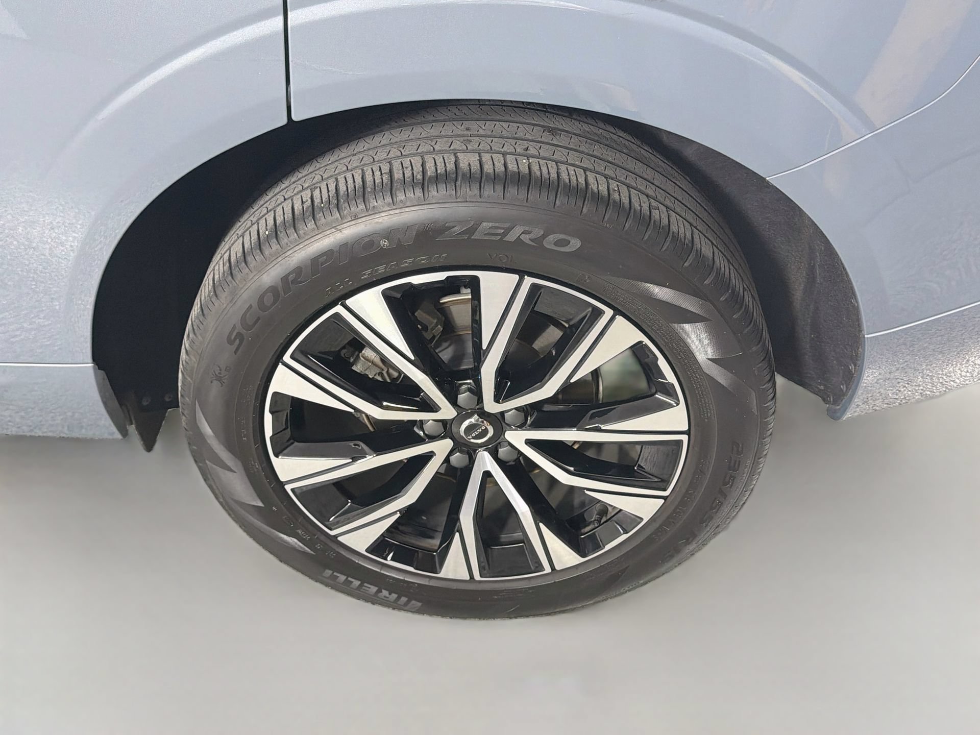 Certified 2024 Volvo XC60 B5 Plus AWD/4WD image 31