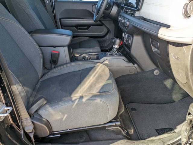 Used 2025 Jeep Wrangler Sahara image 29