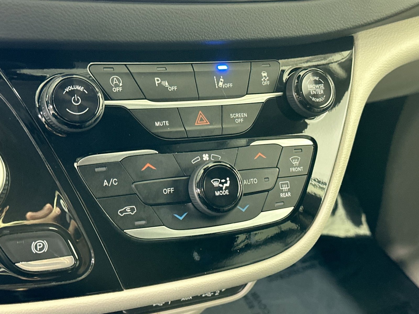 Used 2024 Chrysler Pacifica Touring-L image 25