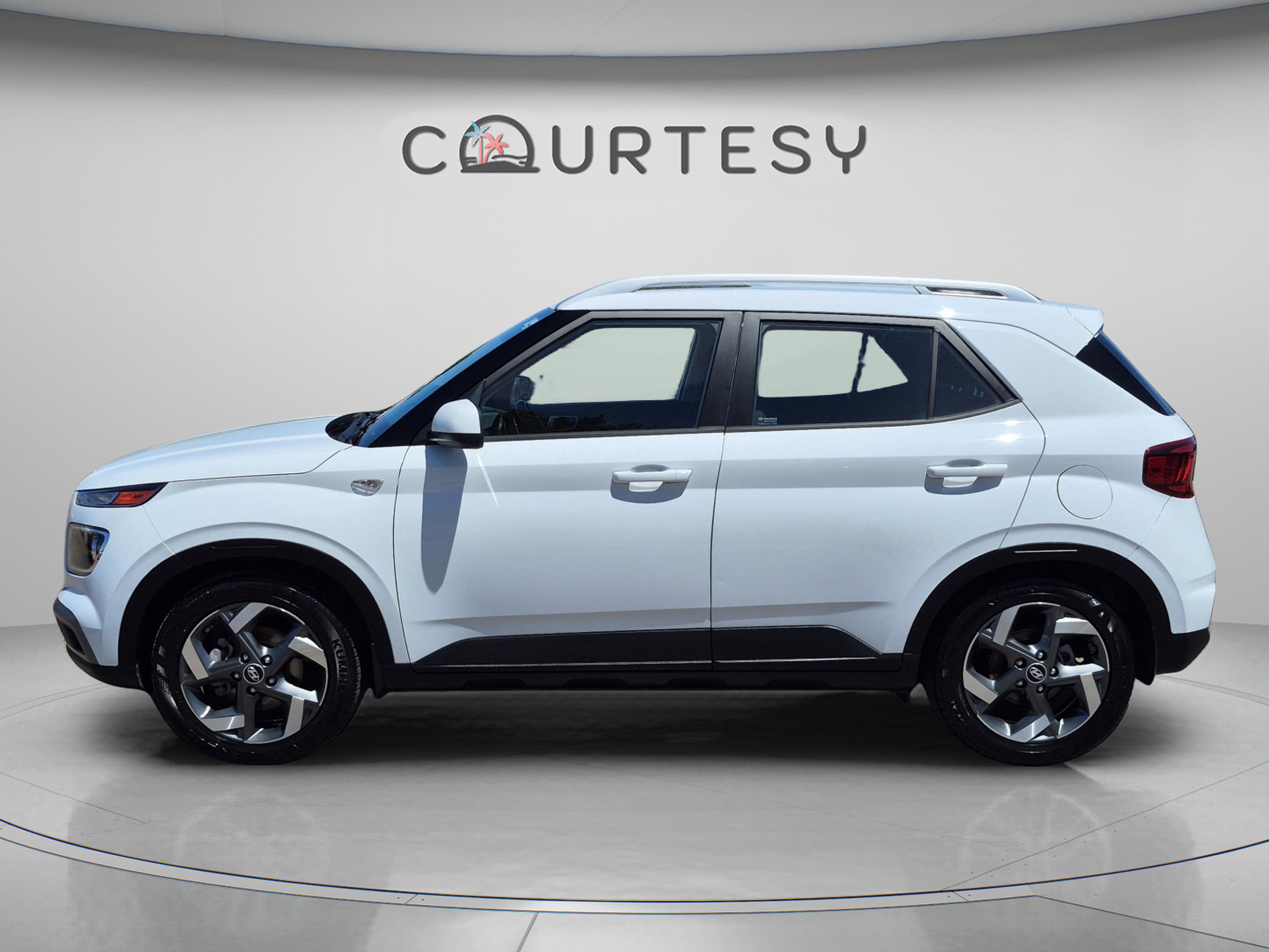 Used 2023 Hyundai Venue SEL FWD image 2