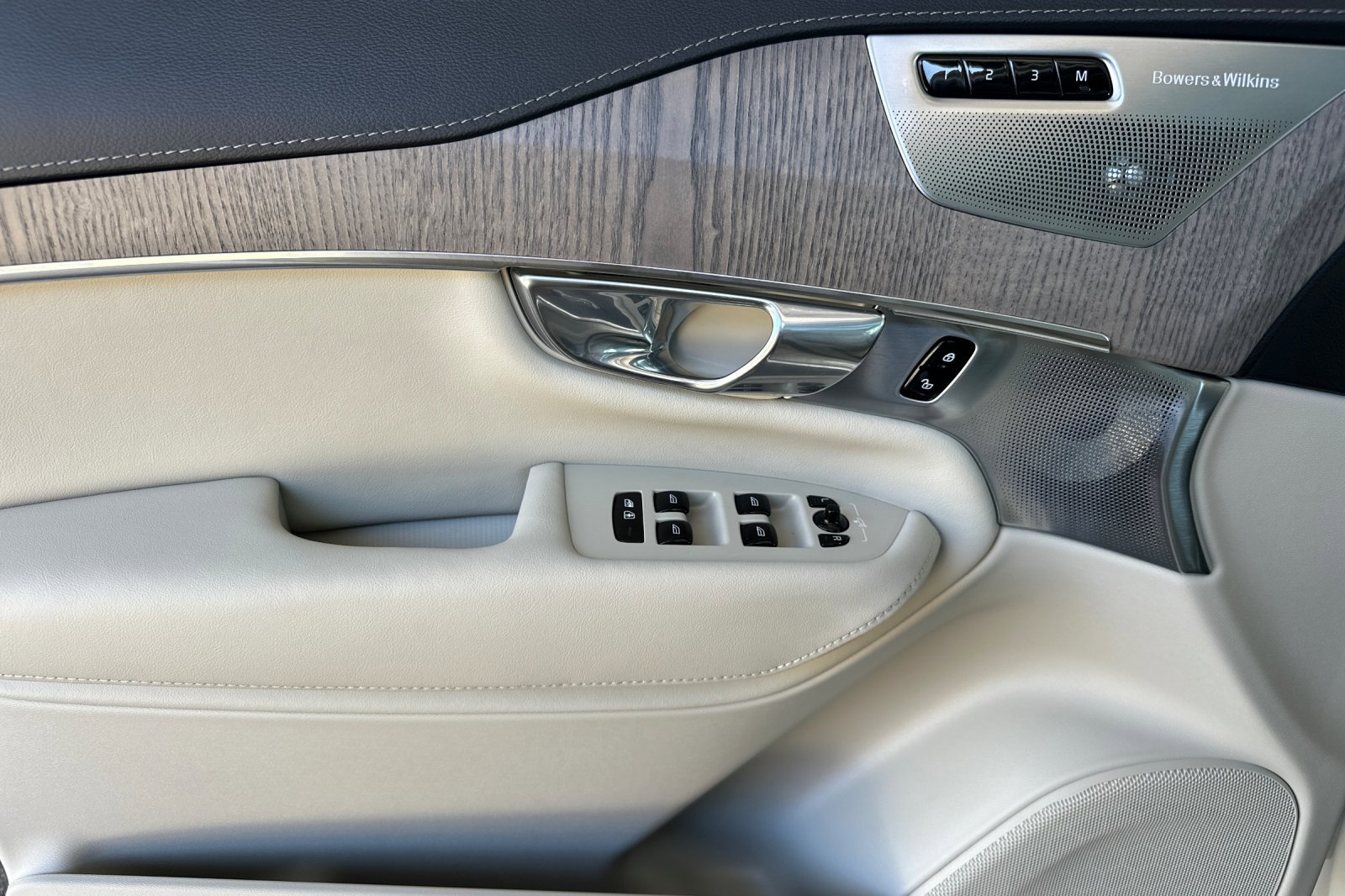 Used 2023 Volvo XC90 T8 Ultimate w/ Lounge Package image 11