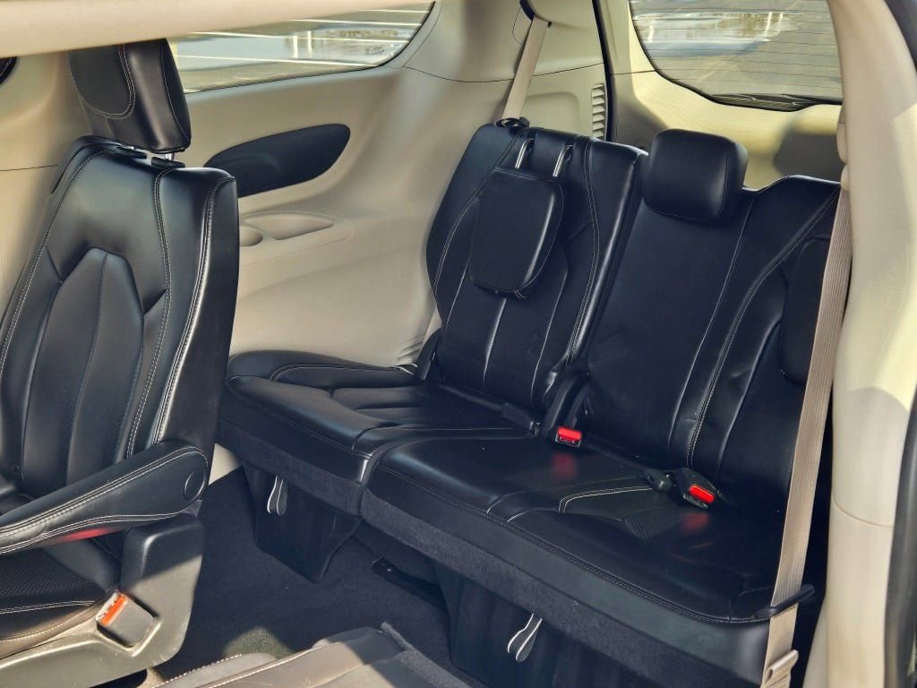 Used 2023 Chrysler Pacifica Touring-L FWD image 19