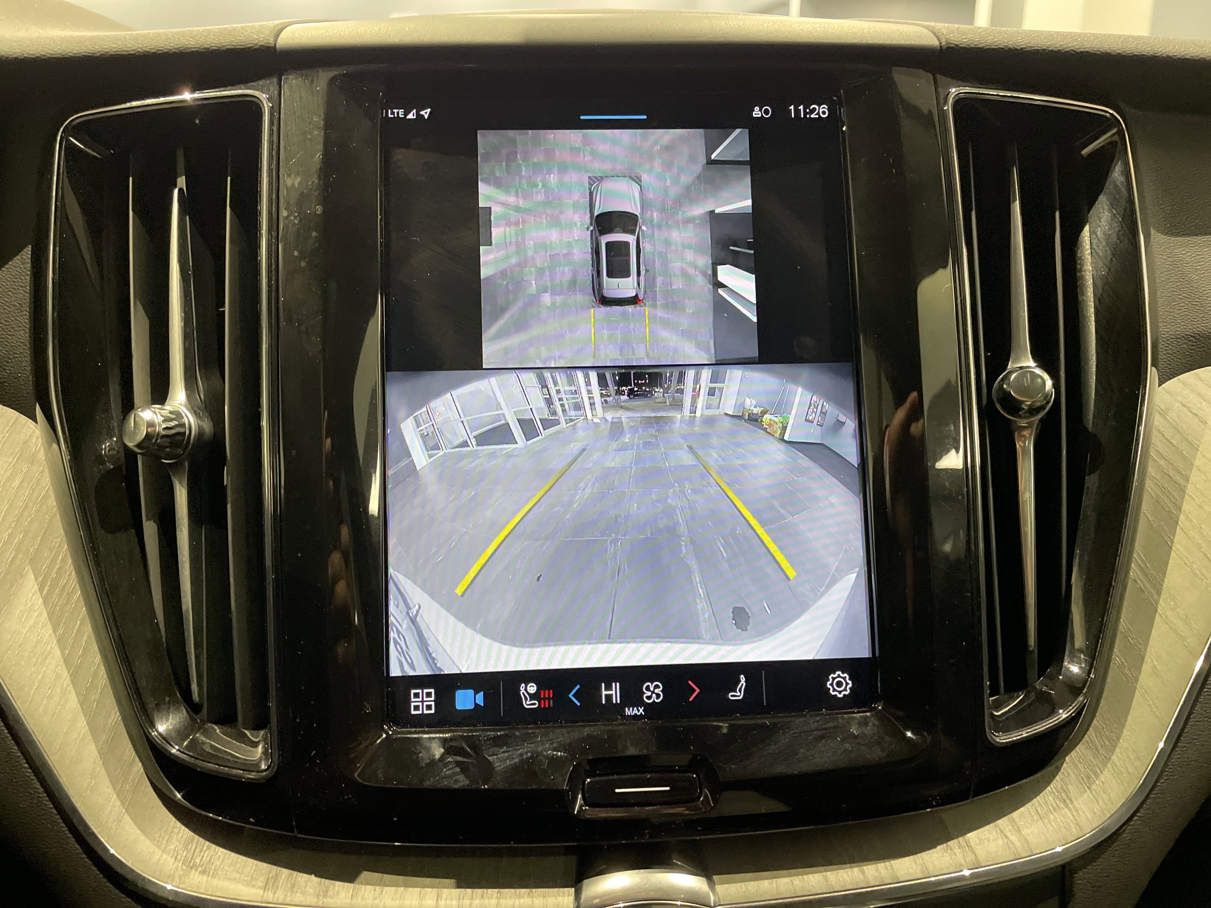 Used 2025 Volvo XC60 B5 Plus image 29