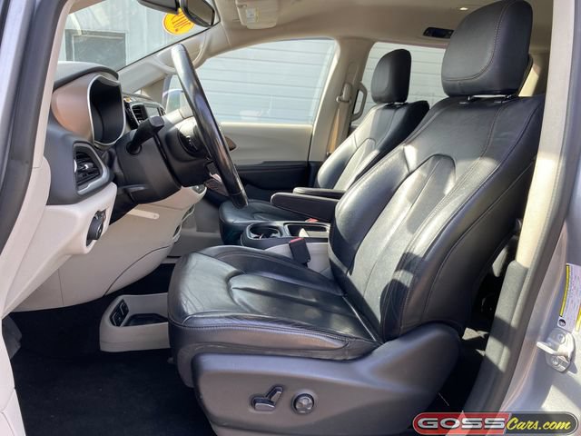 Used 2019 Chrysler Pacifica Touring-L FWD image 24