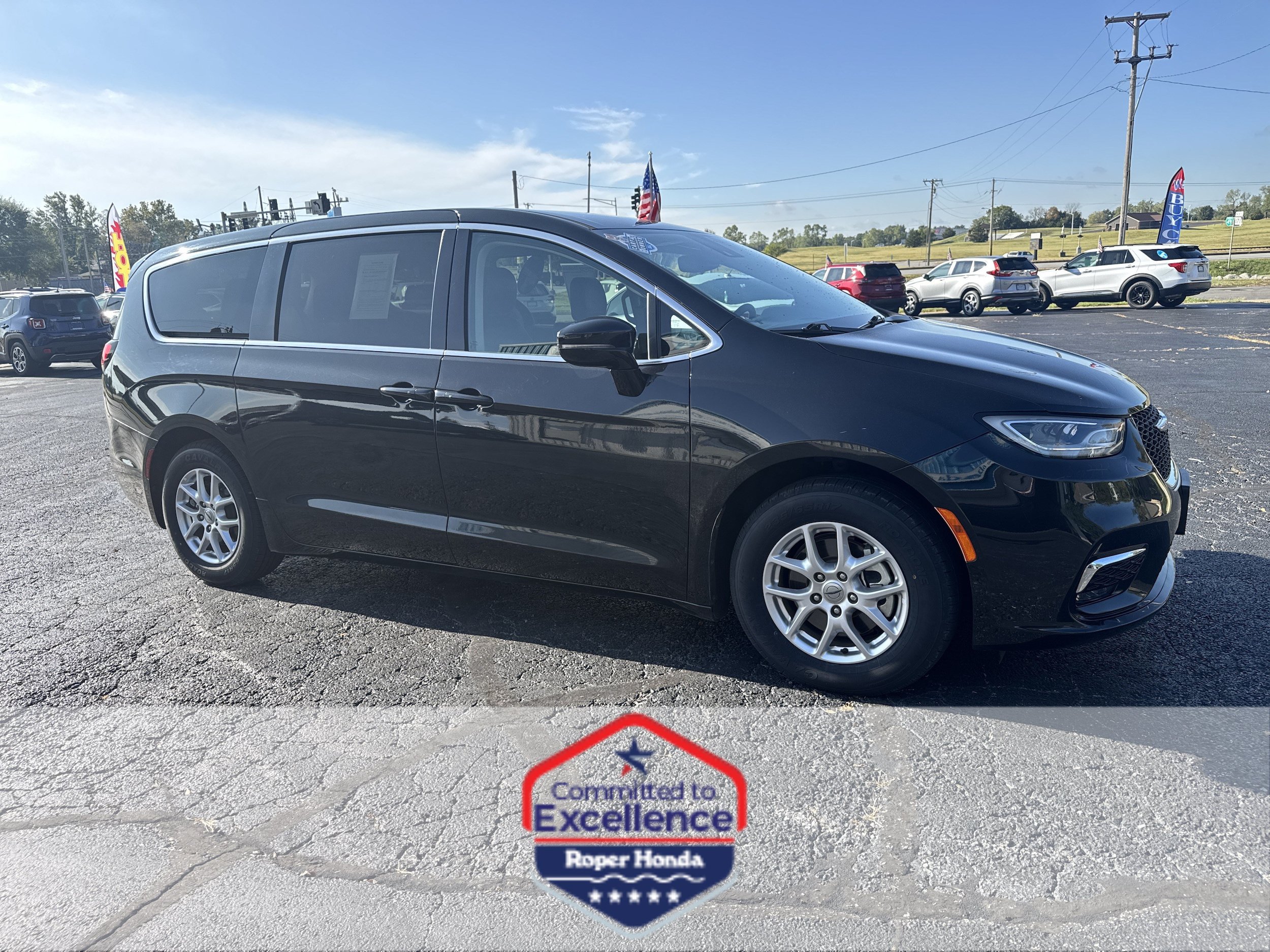 Used 2024 Chrysler Pacifica Touring-L FWD image 1