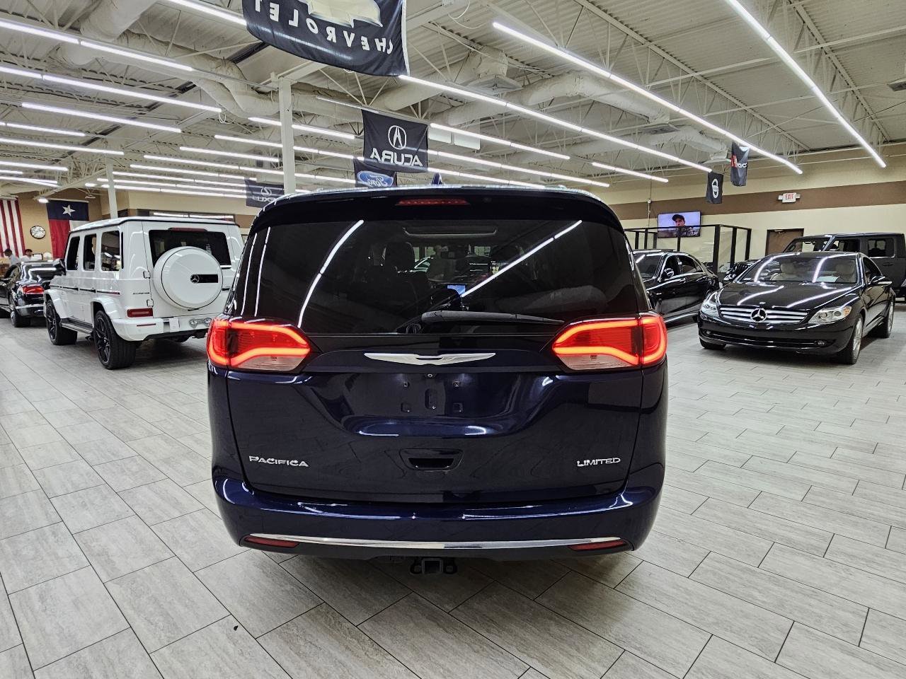 Used 2017 Chrysler Pacifica Limited FWD image 7