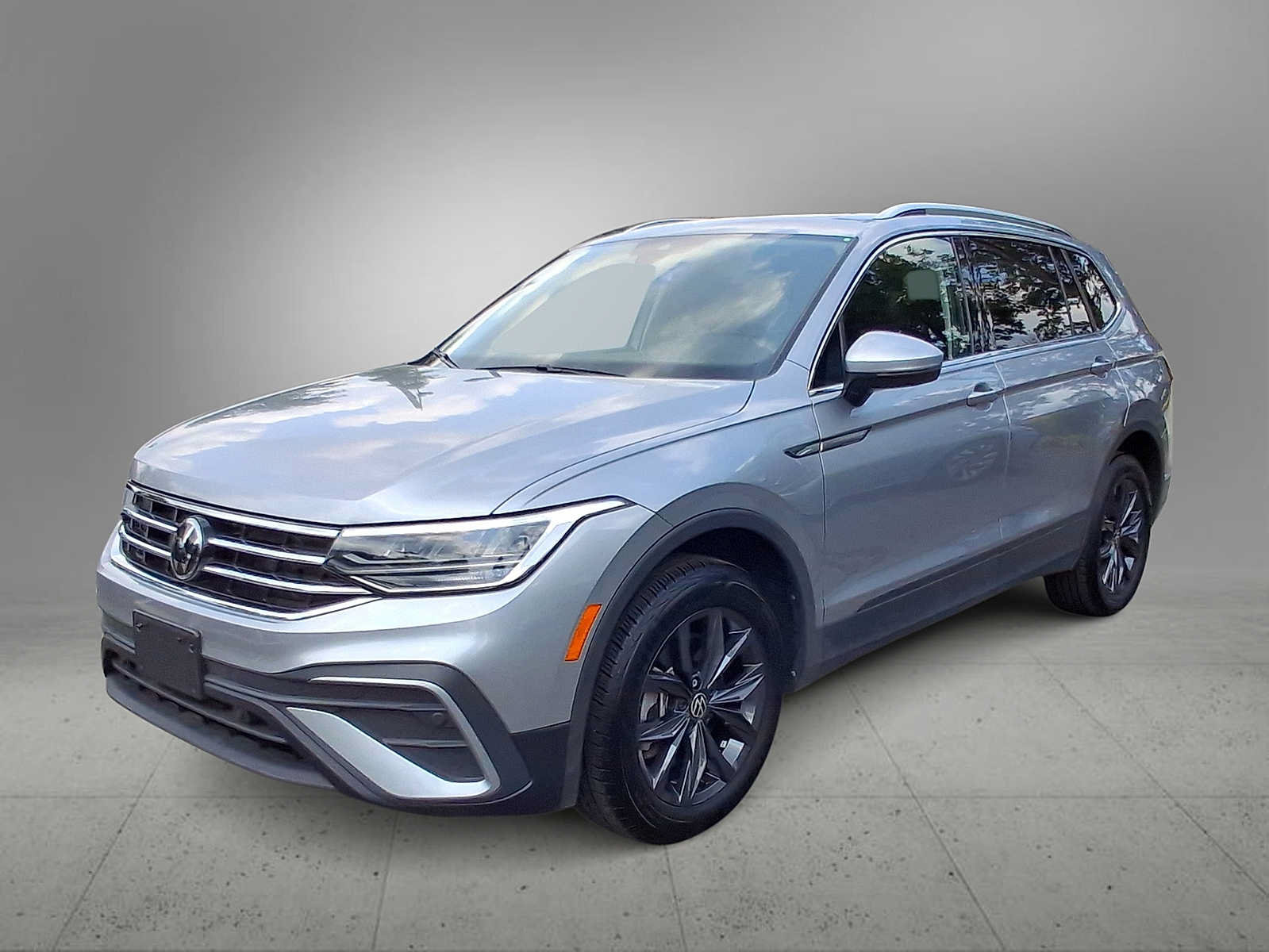 Used 2024 Volkswagen Tiguan SE w/ Panoramic Sunroof Package AWD/4WD image 4