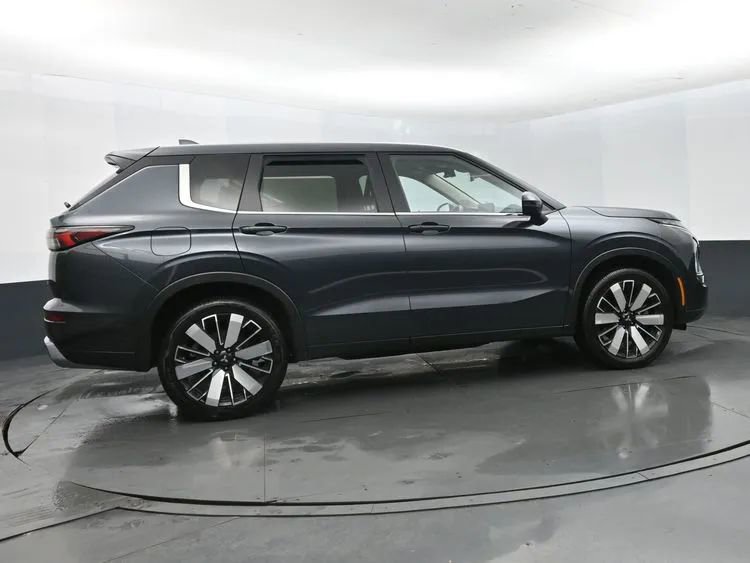 Used 2025 Mitsubishi Outlander SE image 4
