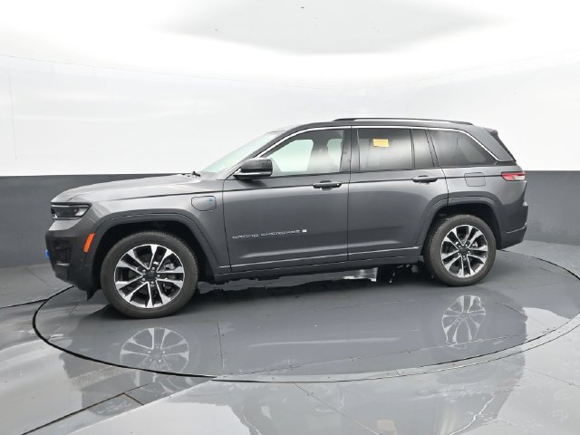 Used 2022 Jeep Grand Cherokee Overland w/ Luxury Tech Group IV AWD/4WD image 2