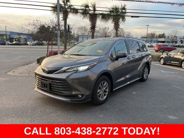 Used 2025 Toyota Sienna XLE image 37