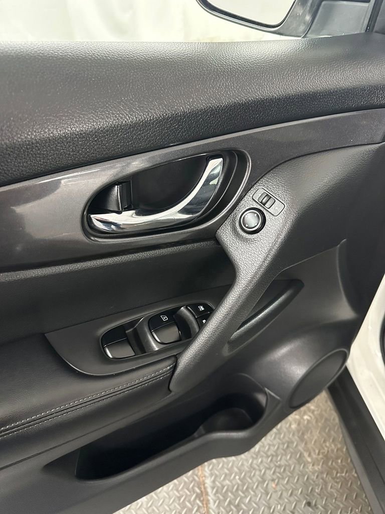 Used 2018 Nissan Rogue SV image 9