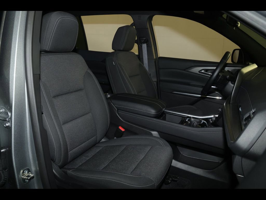 Used 2025 Chevrolet Traverse LT image 32