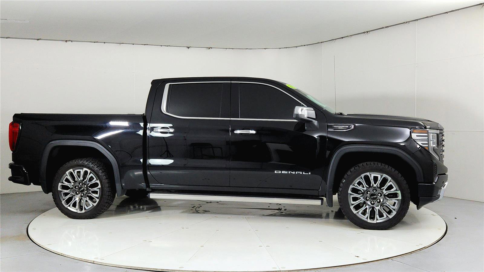 Used 2023 GMC Sierra 1500 Denali Ultimate AWD/4WD image 2