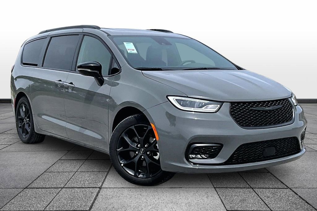 Used 2025 Chrysler Pacifica Limited FWD image 2