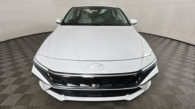 Certified 2025 Hyundai Elantra Limited FWD image 8