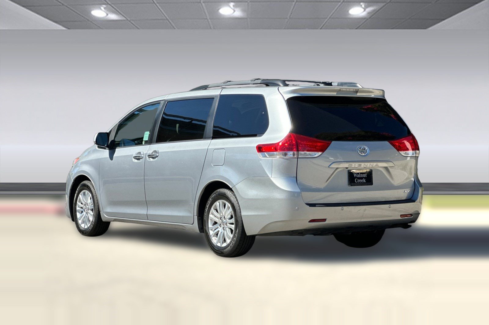 Used 2014 Toyota Sienna XLE FWD image 3