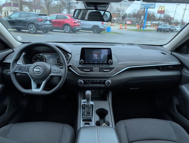 Used 2025 Nissan Altima 2.5 SV AWD/4WD image 14