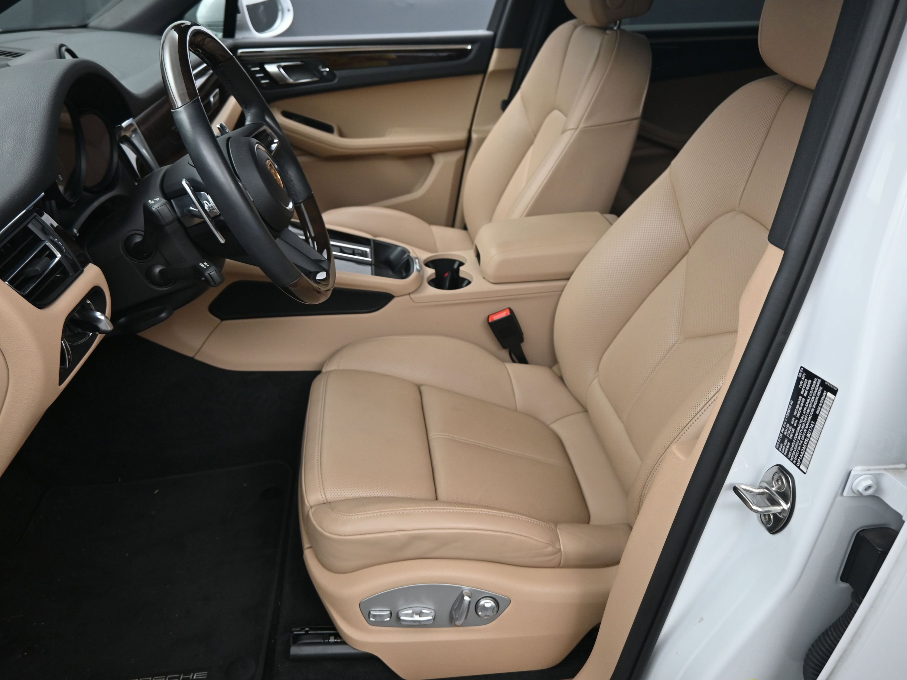 Certified 2025 Porsche Macan image 6