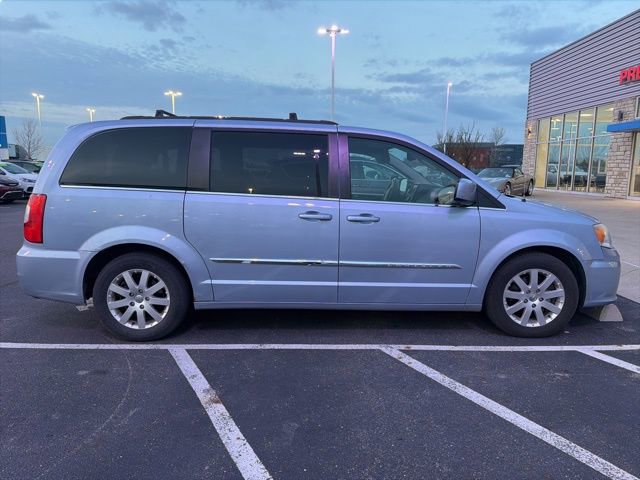 Used 2013 Chrysler Town & Country Touring image 4