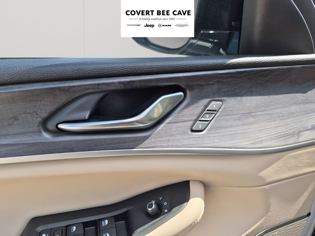 Used 2024 Jeep Grand Cherokee Limited w/ Luxury Tech Group II image 28